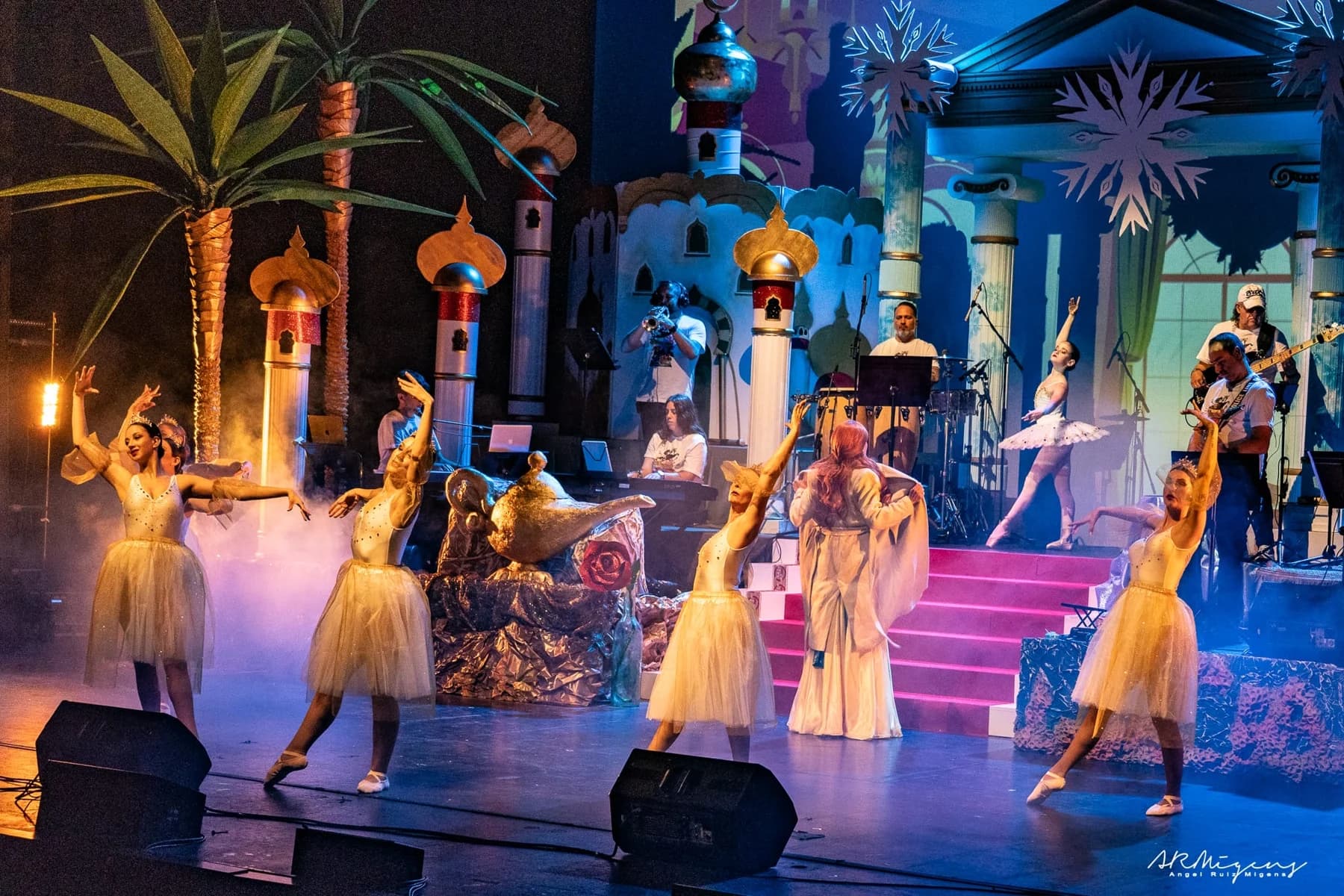 Bailarinas en la escenografía de Dibulandia 1.