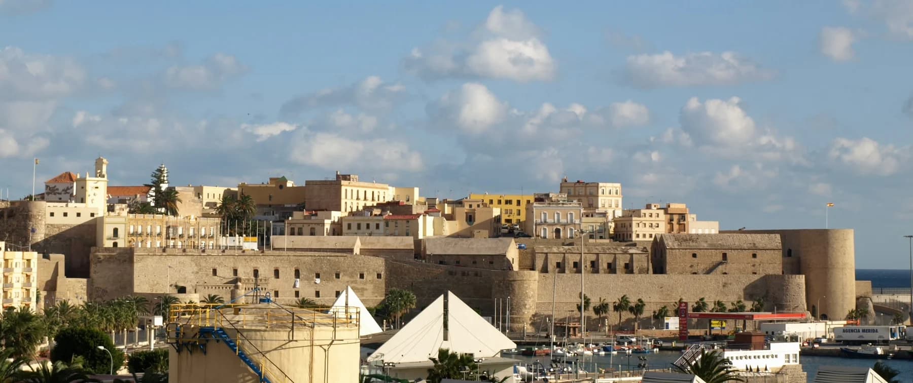 Vista de Melilla la Vieja y su frente marítimo.